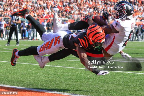 Kyle Pitts of the Atlanta Falcons catches a pass on the one yard-line as he is tackled by Chidobe Awuzie of the Cincinnati Bengals during the second...