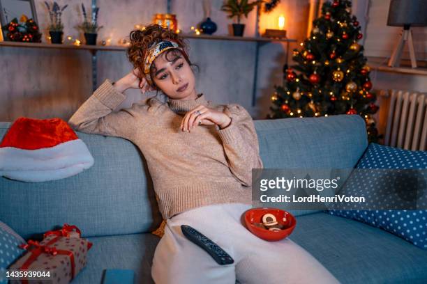 donna che guarda un film nel soggiorno - before christmas foto e immagini stock