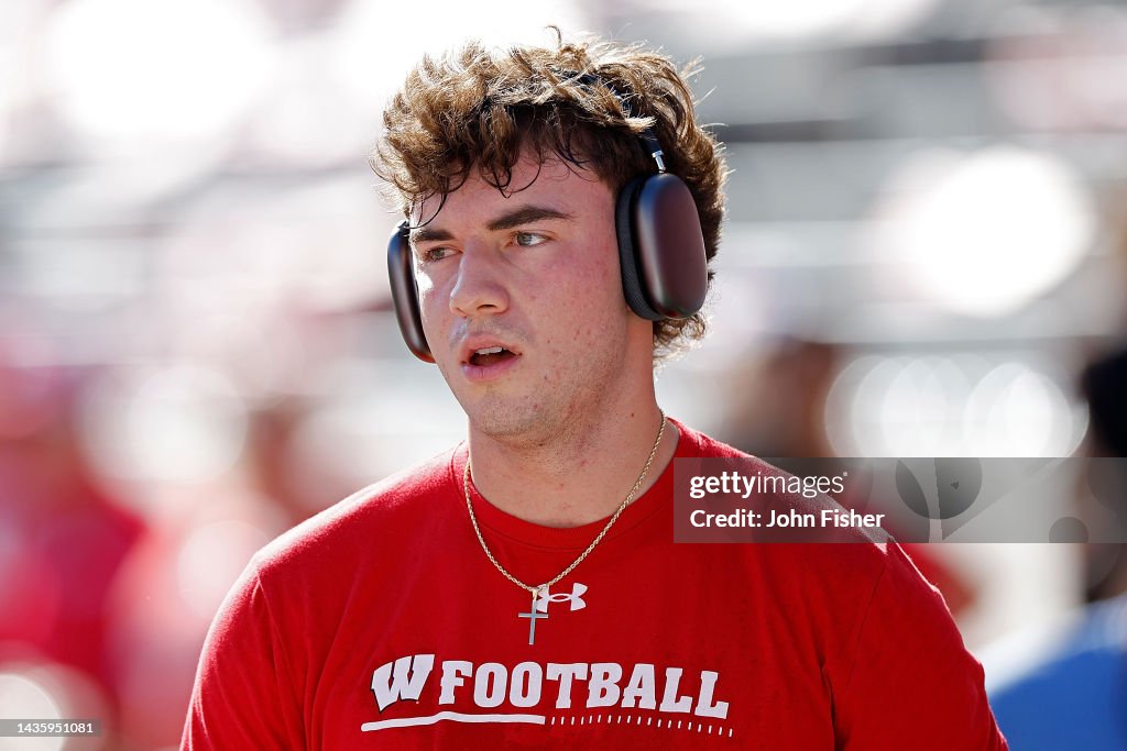 Wisconsin Apb Graham Mertz of the Wisconsin Badgers before the game \apb at Camp ...