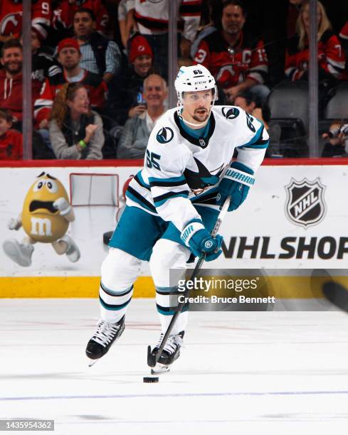 Erik Karlsson of the San Jose Sharks skates against the New Jersey Devils at the Prudential Center on October 22, 2022 in Newark, New Jersey.