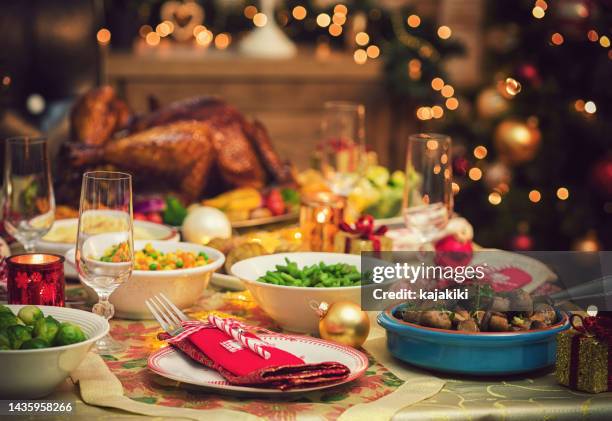 ajuste de lugar festivo con decoraciones de la navidad - plato de acompañamiento fotografías e imágenes de stock