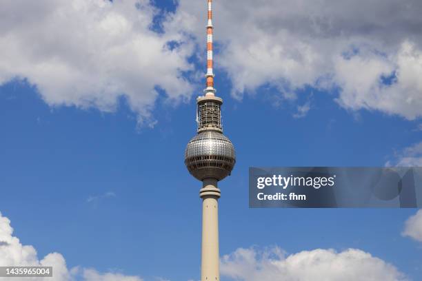 berlin - television tower with sky (alexanderplatz/ germany) - fernsehturm berlin stockfoto's en -beelden