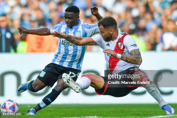 Johan Carbonero of Racing Club battles for possession with Leandro Gonzalez of River Plate during a match between Racing Club and River Plate as part...