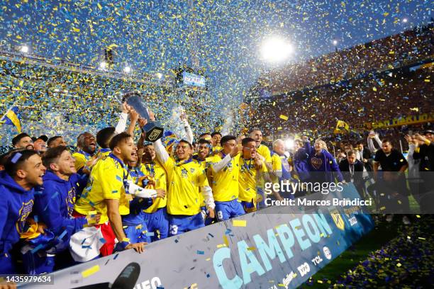 Players of Boca Juniors celebrate with the champion trophy afterg a match between Boca Juniors and Independiente as part of Liga Profesional 2022 at...