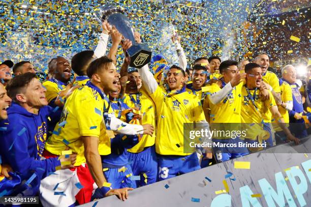 Players of Boca Juniors celebrate with the champion trophy during a match between Boca Juniors and Independiente as part of Liga Profesional 2022 at...