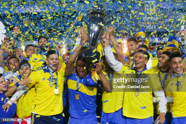 Players of Boca Juniors celebrate with the champion trophy during a match between Boca Juniors and Independiente as part of Liga Profesional 2022 at...