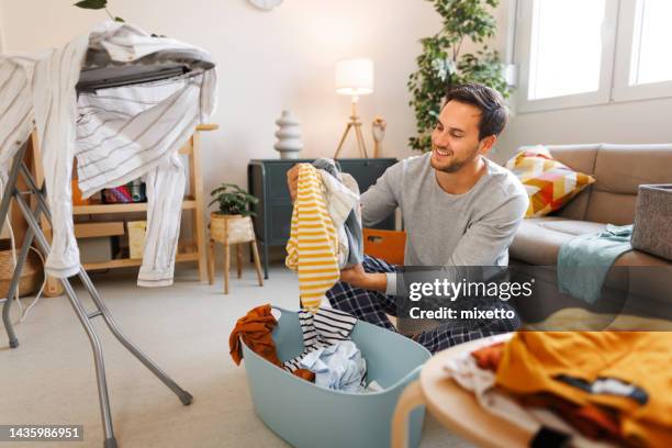 everyday chores - huishoudelijk werk stockfoto's en -beelden