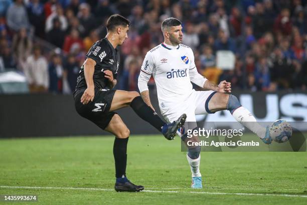 Rafael Haller of Danubio figths for the ball with Emanuel Gigliotti of Nacional during a match between Nacional and Danubio as part of the Torneo...