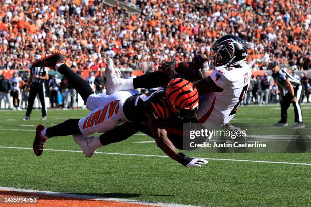 Kyle Pitts of the Atlanta Falcons catches a pass on the one yard-line as he is tackled by Chidobe Awuzie of the Cincinnati Bengals during the second...