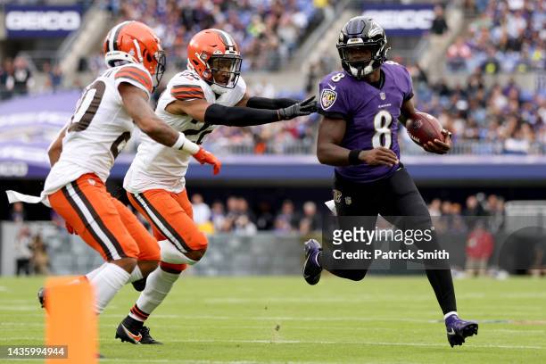 Lamar Jackson of the Baltimore Ravens runs the ball during the second half against the Cleveland Browns at M&T Bank Stadium on October 23, 2022 in...