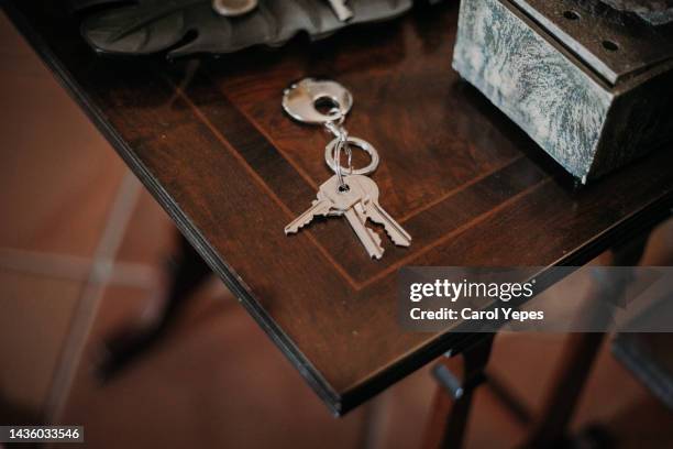 home keys  at home in a wooden table - trousseau de clés photos et images de collection