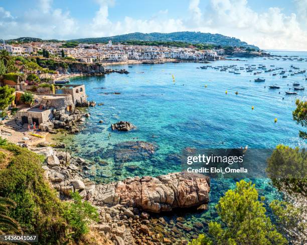 costa brava küstenstadt calella de palafrugell in der provinz girona, katalonien. spanien - girona stock-fotos und bilder