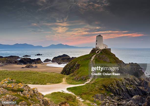 llanddwyn lighthouse - anglesey wales stock-fotos und bilder