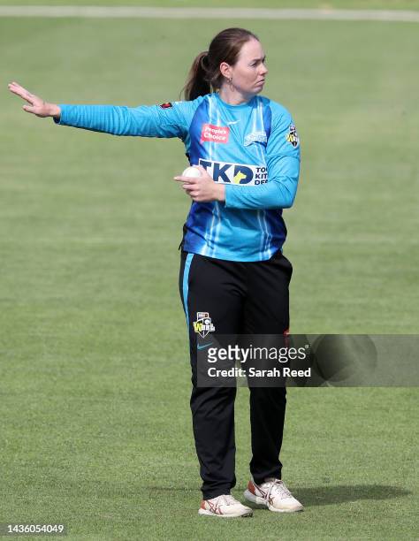 Amanda-Jade Wellington of the Adelaide Strikers sets her field during the Women's Big Bash League match between the Adelaide Strikers and the...