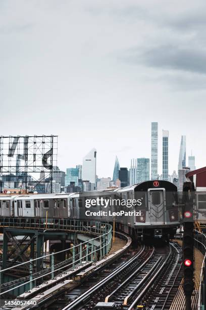 tren subterráneo de la ciudad de nueva york sobre el suelo en queens - queens new york city fotografías e imágenes de stock