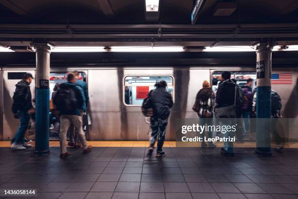 crowd of people in a nyc subway station waiting for the train - metrostation stockfoto's en -beelden