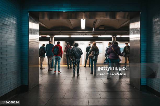 multitud de personas en una estación de metro de nueva york esperando el tren - new york subway train fotografías e imágenes de stock