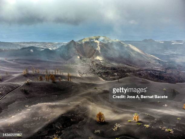 volcanic eruption. aerial view of the crater of the tajogaite volcano (cumbre vieja) degassing. - fire and brimstone stock-fotos und bilder