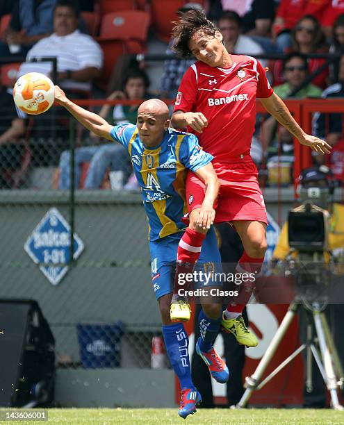 Alfonso Rodriguez of San Luis and Aureliano Torres of Toluca fight for the ball during a match between Toluca v San Luis as part of the Torneo...