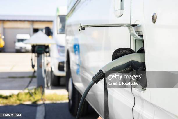 charging the electric van - elektronische component stockfoto's en -beelden