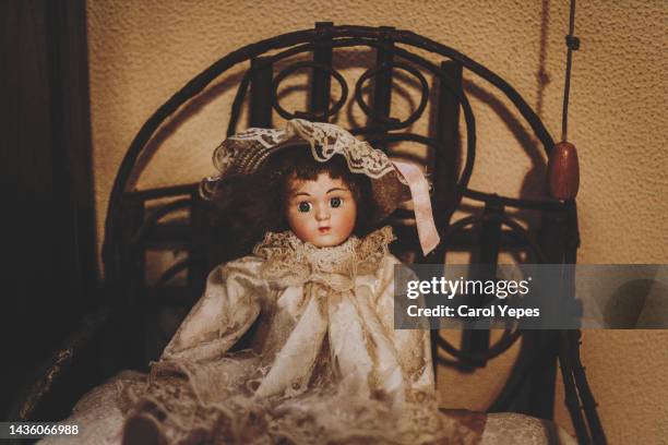 creepy vintage doll - dolls stock-fotos und bilder