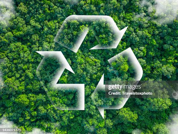 recycling and sustainable waste management for a greener world. responsible handling of plastic waste and electronic waste. circular economy and sustainable business. prevent pollution of the environment. - circulaire economie stockfoto's en -beelden
