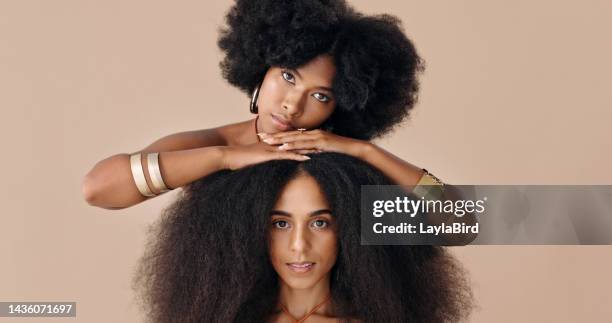 belleza, moda y cabello con amigas negras en el estudio sobre un fondo de pared de color pastel para un cuidado del cabello natural y real. retrato, afro y herencia con una mujer afroamericana y amiga - cabello afro fotografías e imágenes de stock