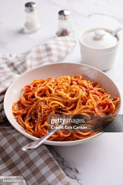 spaghetti with tomato sauce on white background. - spaghetti stock-fotos und bilder