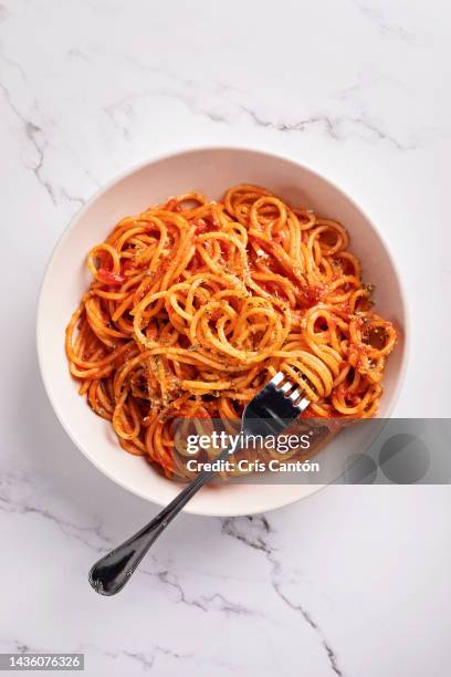 spaghetti with tomato sauce on white background. - tomatensoße stock-fotos und bilder