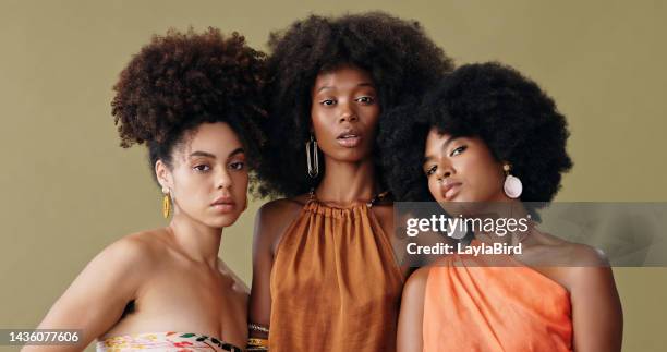 mulher negra, grupo e cabelo para a beleza afro, natural e africana, juntamente com cenário de estúdio. moda, solidariedade e unidade para amigos, mulheres e meninas mostram empoderamento como pessoas negras em retrato - cabelos afro - fotografias e filmes do acervo