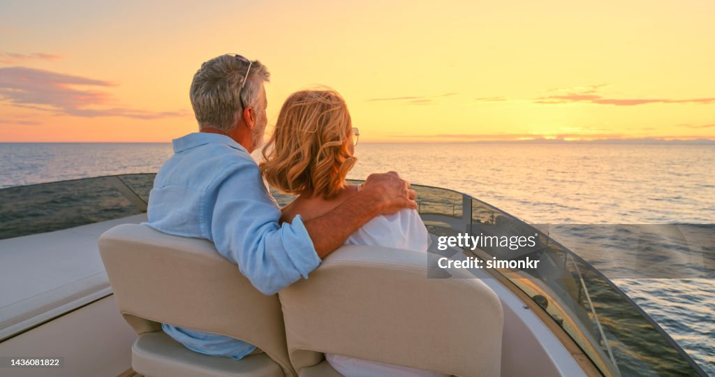 Paar fährt Yacht
