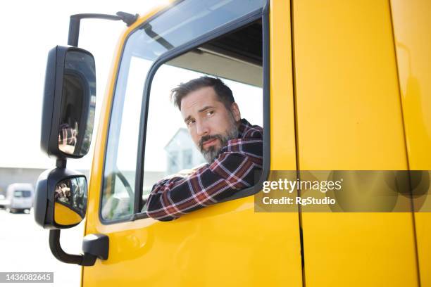 lkw-fahrer schaut über die schulter und fährt rückwärts - reversing stock-fotos und bilder