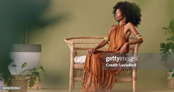 femme africaine, de mode et noire dans le design de studio tropical pour modéliser le design d’intérieur, les meubles et les plantes sur fond vert. femme afro assise sur une maquette de chaise pour la beauté, la peau naturelle et le bien-être - beauty cosmetic luxury studio background photos et images de collection