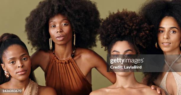 natürliche schönheit, model und schwarze frauen mit einer afro-frisur mit einer modepose. porträt der weiblichen ermächtigung von menschen mit vielfalt und schöner haut, die mit grünem hintergrund atemberaubend aussieht - beauty cosmetic luxury studio background stock-fotos und bilder