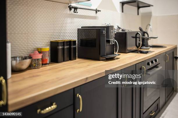 cocina vacía en un edificio de oficinas - cafetera electrodoméstico fotografías e imágenes de stock
