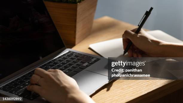 Paper Note Hand Photos and Premium High Res Pictures - Getty Images