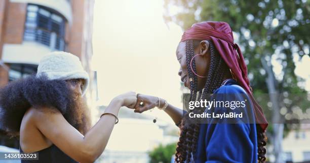 freiheit, freunde und fauststoß schwarzer frauen in einer stadt, glücklich und grüßend in der stadt zusammen. trendige, coole und funky mädchen verbinden die hände im freien, fröhlich und entspannend, aufgeregt zum abhängen und spaß haben - black culture stock-fotos und bilder