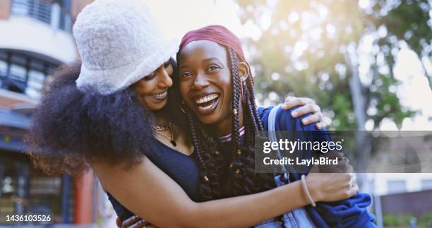 glückliche, liebe und schwarze lgbtq-frauen, die sich im freien umarmen, während sie in der stadt spazieren gehen, um frische luft zu schnappen. glück, lächeln und trendiges lesbisches afrikanisches paar, das sich in einer urbanen stadt umarmt und verb - rap stock-fotos und bilder