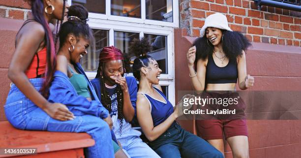 des femmes noires, des amis rieurs et une mode de style de rue avec une attitude comique cool contre un bâtiment urbain parlant et s’amusant. belles et drôles femelles en plein air à la mode en floride - chubby teenager photos et images de collection