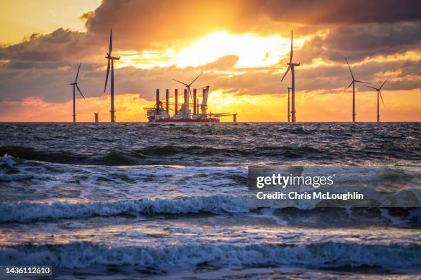 building wind turbines at teeside wind farm - teesside inghilterra nord orientale foto e immagini stock