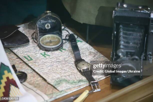 Soldier Using Compass 215 Army Compass Stock Photos, High-Res Pictures, and Images - Getty Images