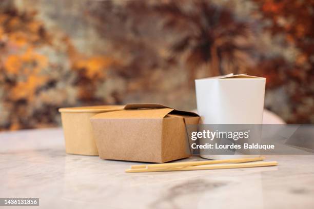 eco friendly paper packaging boxes on a table - débarrasser la table photos et images de collection