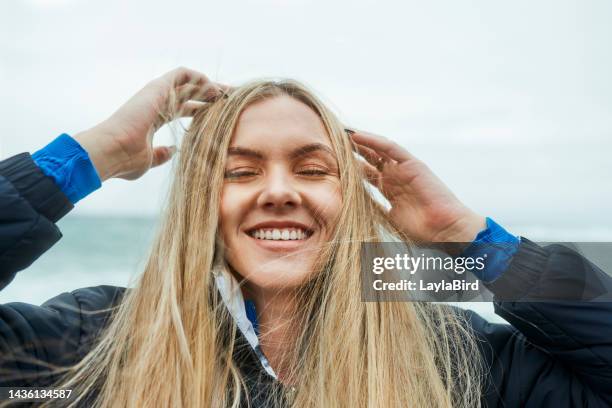 pace, capelli e donna calma con libertà sentirsi felici, rilassarsi e godersi la giornata all'aria aperta in acqua, oceano o mare. natura, sorriso e benessere per una giovane ragazza della generazione z in canada per vacanze, viaggi o vacanze - real people foto e immagini stock