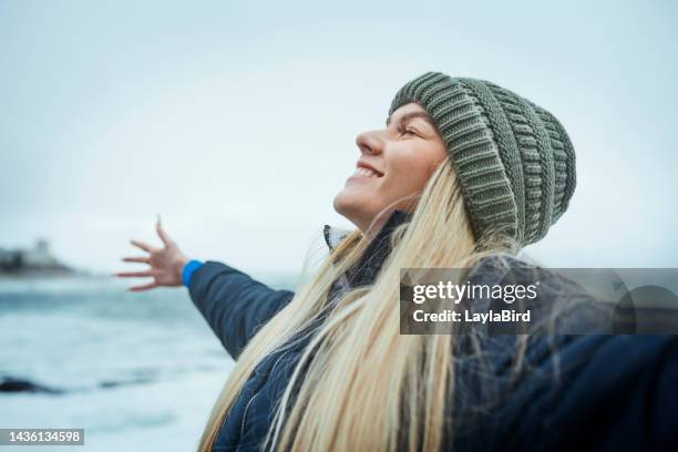 femme, succès et liberté par la plage, l’océan ou la mer au canada avec des objectifs de changement climatique, un objectif de durabilité et un état d’esprit environnemental. sourire heureux, bénévole nature et biologiste marin au bord des vague - changement photos et images de collection