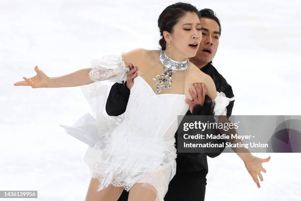 Kana Muramoto and Daisuke Takahashi of Japan compete in the Ice Dance Free Dance during the ISU Grand Prix of Figure Skating - Skate America at The...