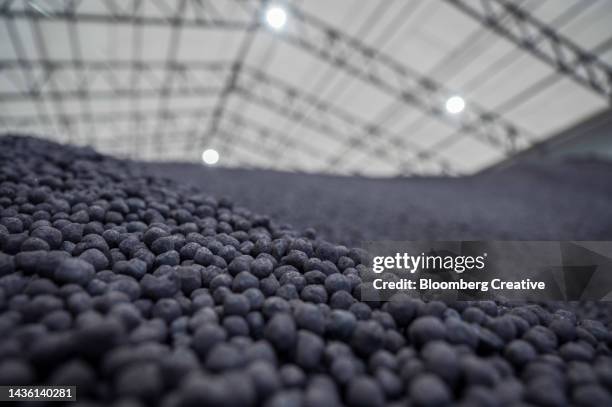 a heap of iron pellets - lulea - fotografias e filmes do acervo