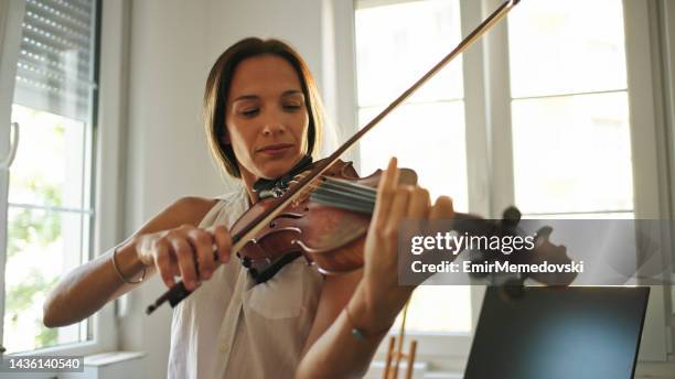 jovem violinista praticando em casa - classical musician - fotografias e filmes do acervo
