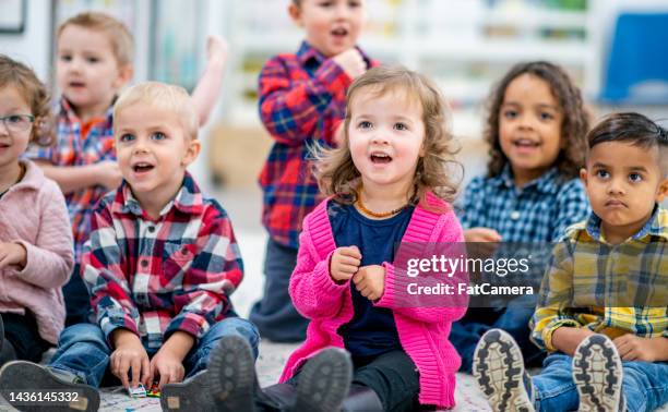 preschool children singing during circle time - peuter stockfoto's en -beelden