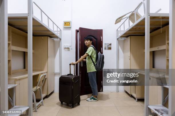 absolventen verlassen ihre schlafsäle - schlafsaal stock-fotos und bilder