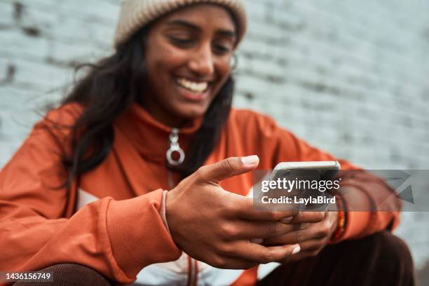 teléfono, redes digitales y mujer india con aplicación móvil, publicación en redes sociales o internet 5g al aire libre. feliz chica de la generación z escribiendo en su teléfono celular para la publicación en línea de jóvenes o leyendo memes dive - meme fotografías e imágenes de stock